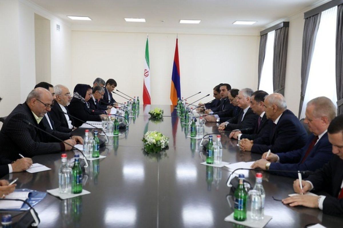 Iranian, Armenian FMs review issues of mutual interests