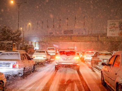 گیرکردن ماشین برف روبی شهرداری در برف/فیلم
