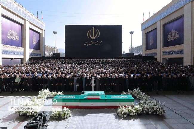 اقامه نماز بر پیکر رهبر شهید انقلاب با حضور جمعی از مسئولان، کارگزار�
