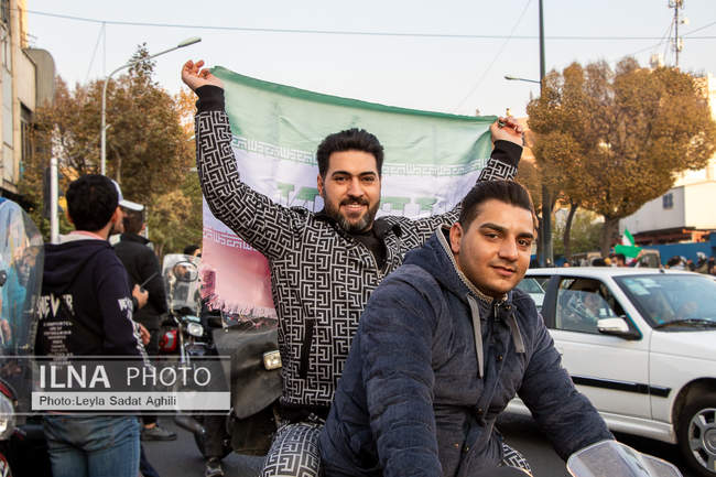 شادی مردم تهران پس از پیروزی تیم ملی فوتبال ایران
