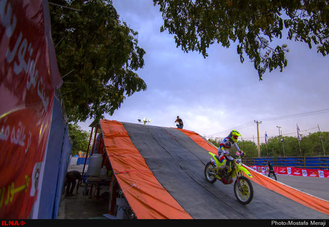 اجرای حرکات نمایشی تاپ رایدر در پارک دولت شهر دزفول