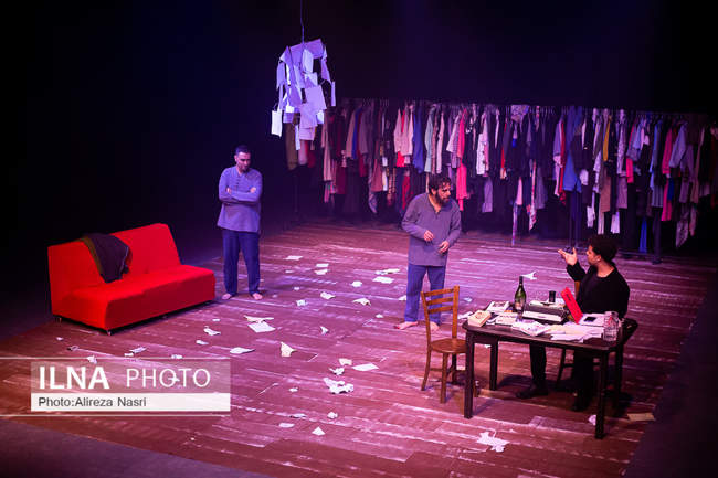 نمایش «موش‌ها و آدم‌ها» در تئاتر شهر قزوین 