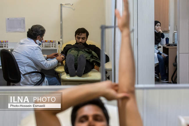 اهدای خون به مجروحین حملات هوایی