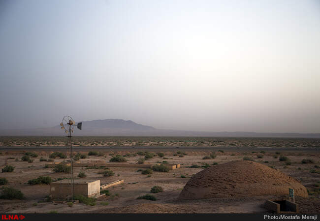 نمای شبانه کاروانسرای دیر گچین، بزرگترین کاروانسرای خشتی گچی ایران در استان قم