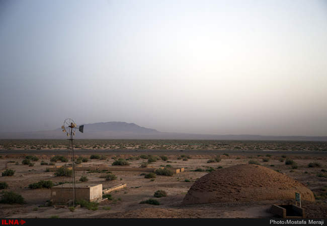 نمای شبانه کاروانسرای دیر گچین، بزرگترین کاروانسرای خشتی گچی ایران در استان قم