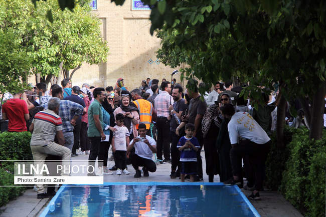 مهمانان نوروزی درآرامگاه حافظ