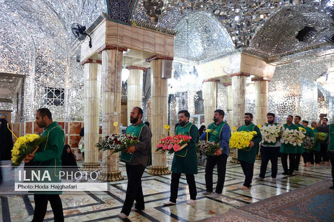 گل آرایی ضریح مطهر حضرت فاطمه معصومه 