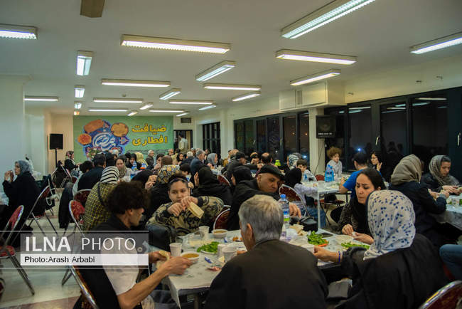 ضیافت افطاری خانه کارگر با حضور کارگران و بازنشستگان-شب هشتم ماه رمض�