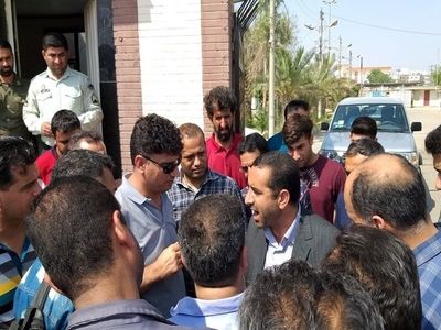 تجمع کارگران شرکت ایرکست شاونبرگ مقابل فرمانداری ماهشهر/ کارگران خواهان پرداخت مطالبات معوقشان هستند