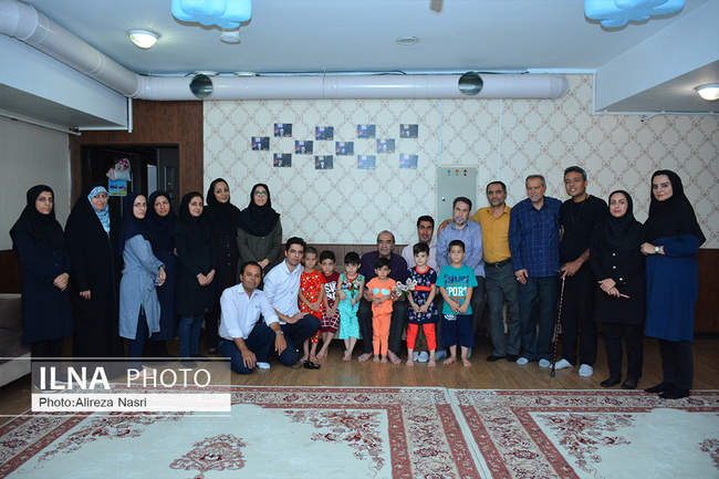 خواننده صاحب سبک ایرانی در میان کودکان شیرخوارگاه آمنه قزوین