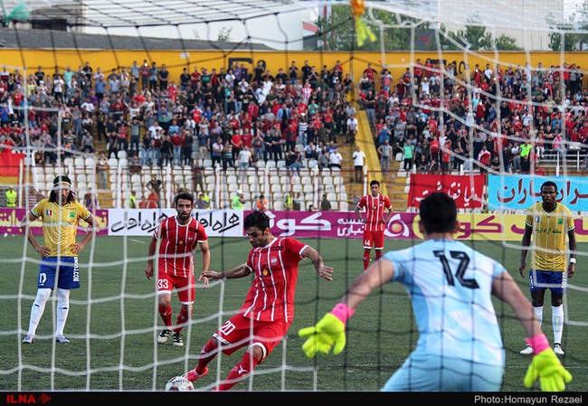 دیدار تیم های فوتبال سپیدرود رشت و صنعت نفت آبادان