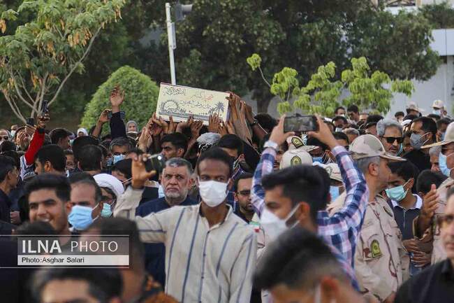 آیین تشییع و تدفین پیکر مطهر شهید گمنام در محوطه استانداری هرمزگان برگزار شد