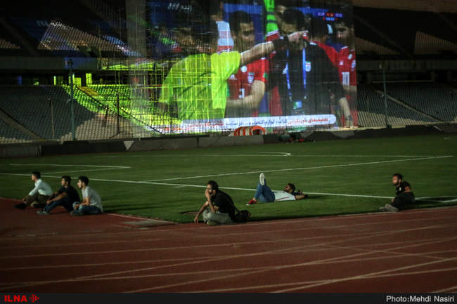 تماشای بازی ایران و اسپانیا  در ورزشگاه آزادی
