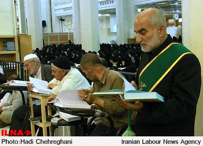 جزء خوانی قرآن کریم با حضورمردم قم در حرم حضرت فاطمه معصومه(س)