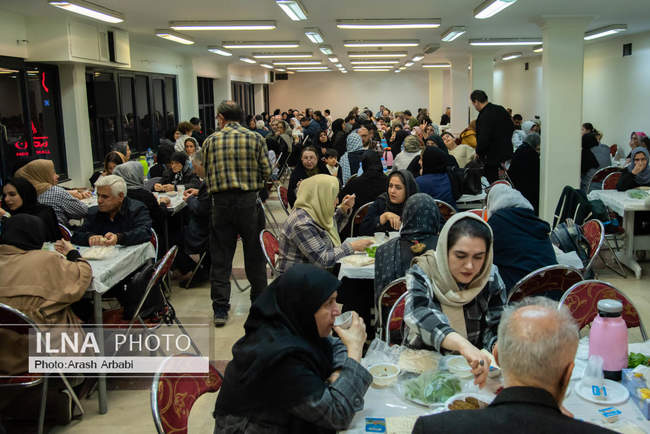 ضیافت افطاری خانه کارگر با حضور کارگران و بازنشستگان-شب هشتم ماه رمض�