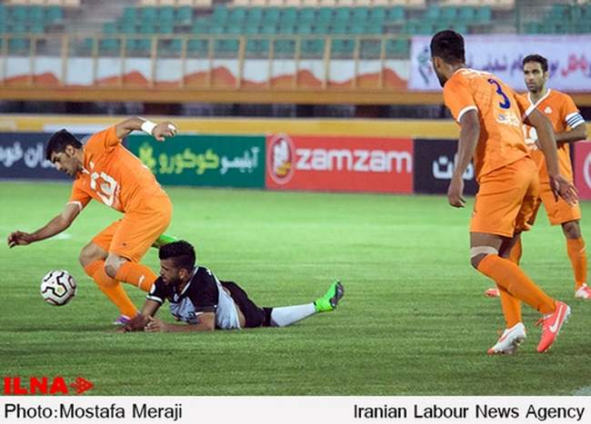 بازی فوتبال بین دو تیم صبا قم و سایپا