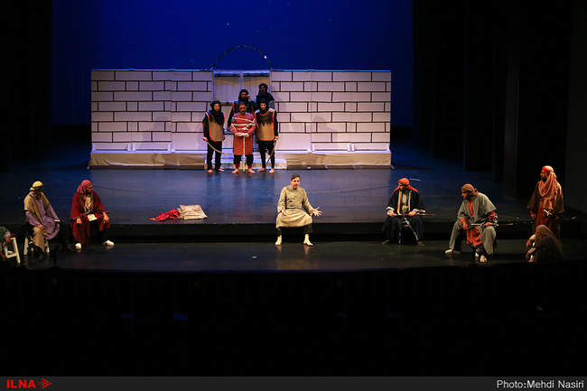 نمایش«مردی در آینه»