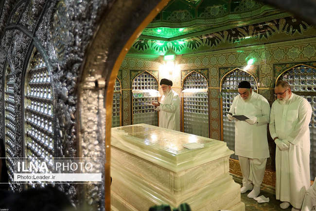 غبارروبی مضجع مطهر حضرت امام رضا (ع)