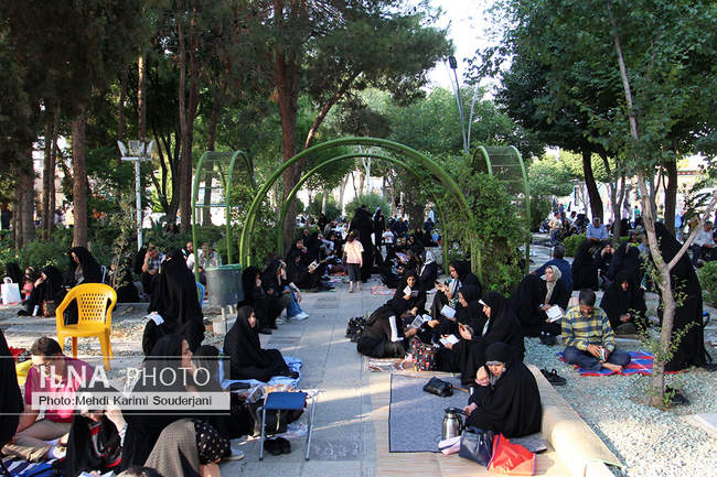 دعای عرفه در گلستان شهدای اصفهان