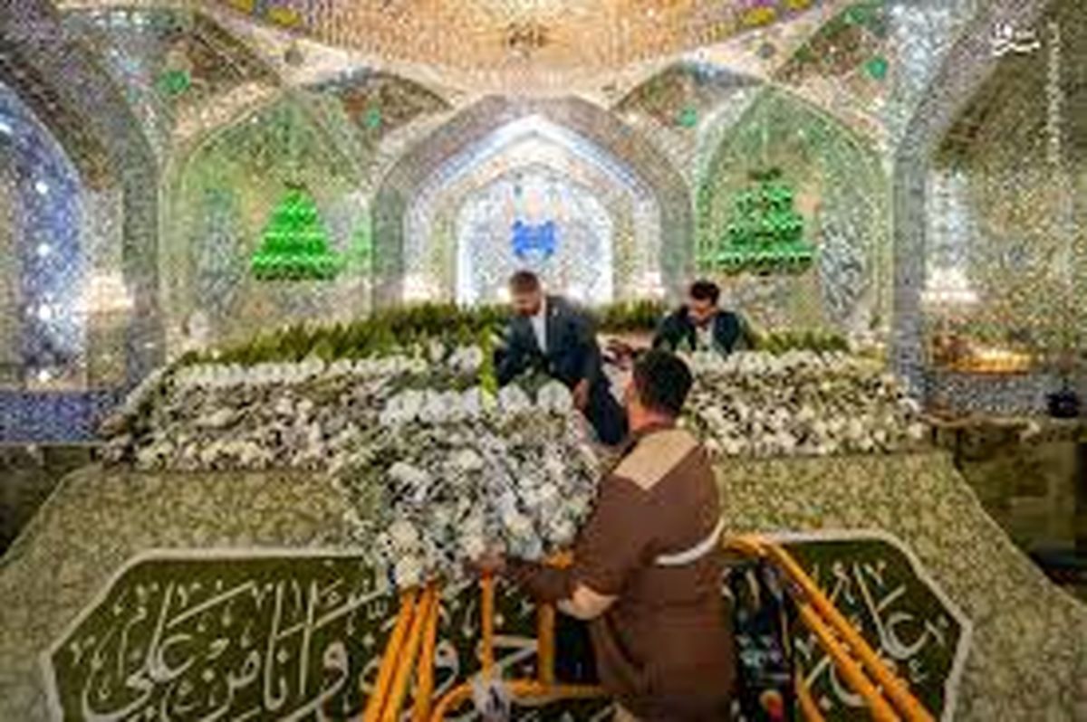 گل‌آرایی ضریح امیرالمومنین(ع) به‌مناسبت ولادت حضرت زینب(س) +فیلم