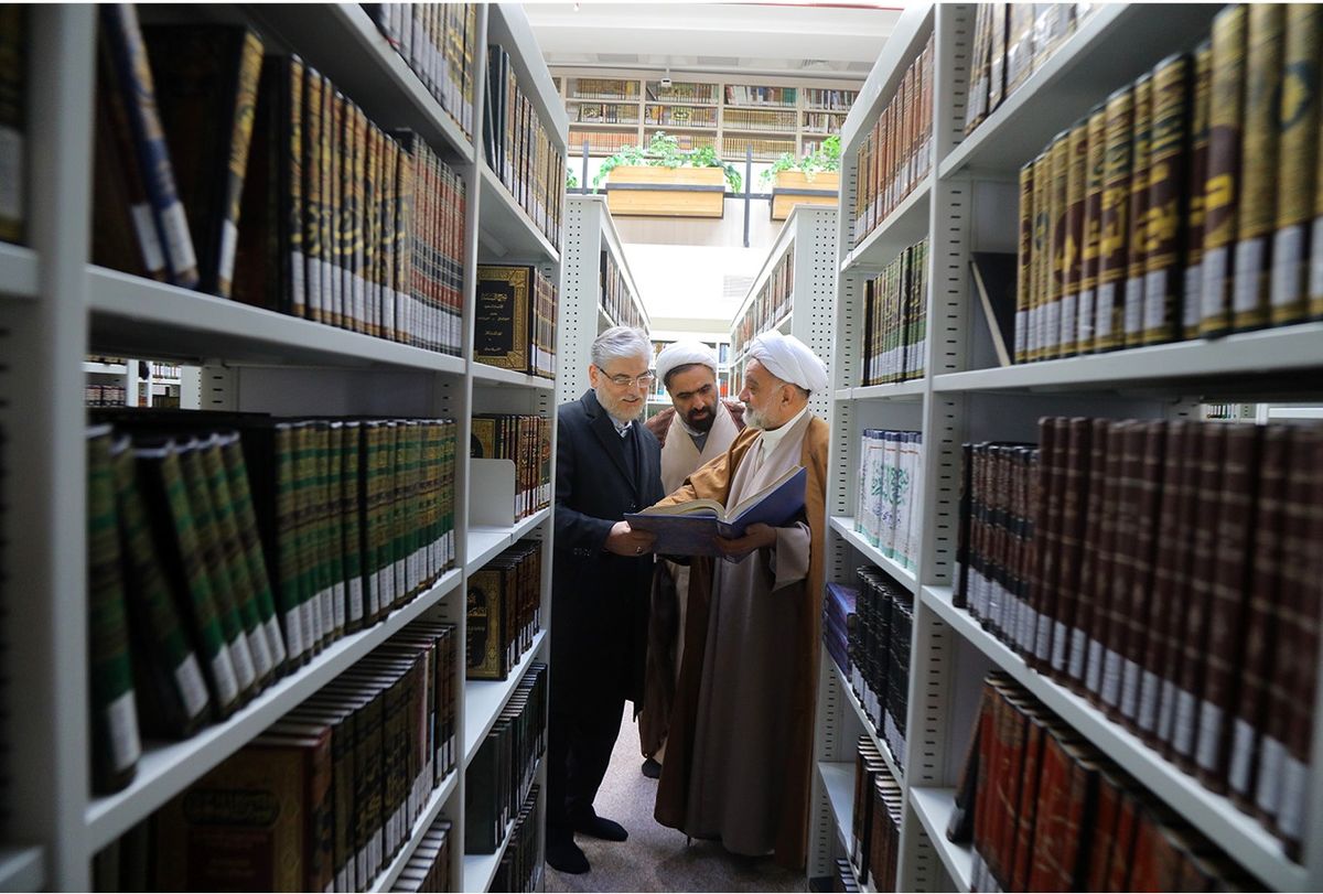 بازدید وزیر علوم از کتابخانه تخصصی علوم حدیث وابسته به آیت‌الله سیستانی 
