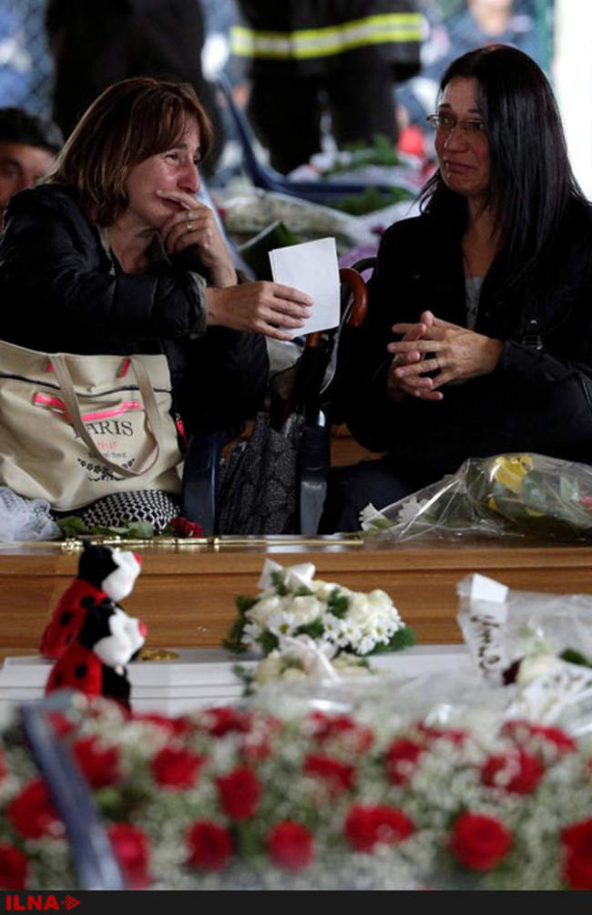 عزاداری خانواده اندوهگین برای از دست دادن عزیزان خود در منطقه زلزله �