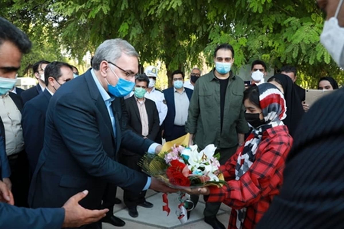 وزیر بهداشت وارد لارستان شد