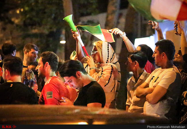 شادی مردم تهران پس از بازی مقابل تیم ملی پرتغال