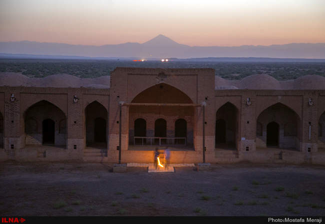 نمای شبانه کاروانسرای دیر گچین، بزرگترین کاروانسرای خشتی گچی ایران �