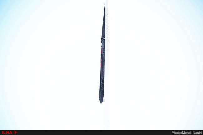 آیین برافراشتن پرچم عزا بر فراز بلندترین سکوی پرچم ایران