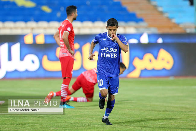 دیدار تیمهای فوتبال استقلال تهران و تراکتورسازی تبریز