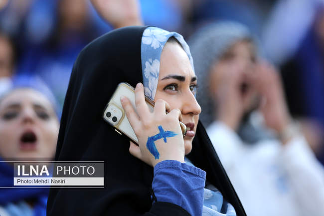 تصاویری از اولین حضور بانوان در لیگ برتر فوتبال  در ورزشگاه آزادی