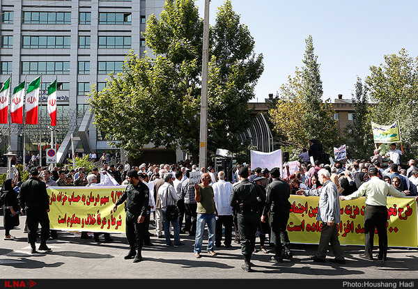 چرا هزینه اشرافیت پزشکان را کارگران باید بپردازند/وزیر بهداشت از اصلی‌ترین نابودکنندگان درمان کارگران است/تشکیل زنجیره انسانی گرداگرد سازمان تامین اجتماعی+فیلم و عکس