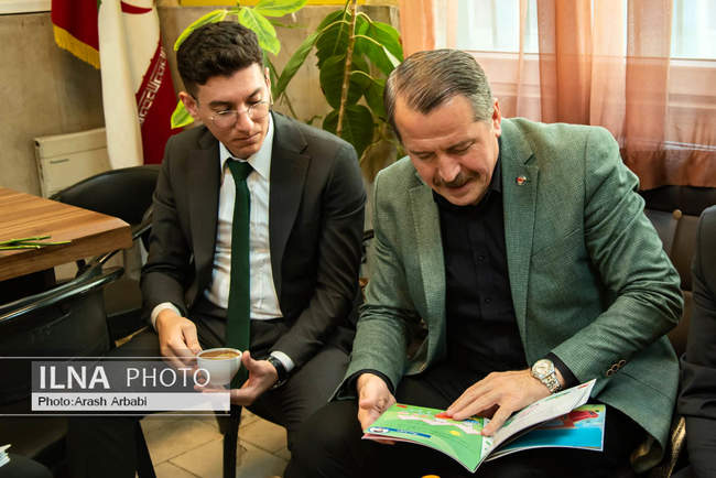 بازدید رییس کنفدراسیون اتحادیه کارمندان بخش عمومی ترکیه از دبستان ا