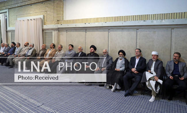 دیدار جمعی از مردم، مسئولان و مهمانان کنفرانس وحدت اسلامی با مقام مع�