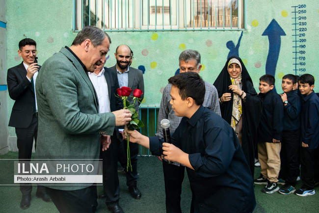 بازدید رییس کنفدراسیون اتحادیه کارمندان بخش عمومی ترکیه از دبستان ا