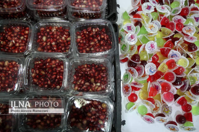 آماده سازی و اهدای بسته های یلدایی به کودکان کار