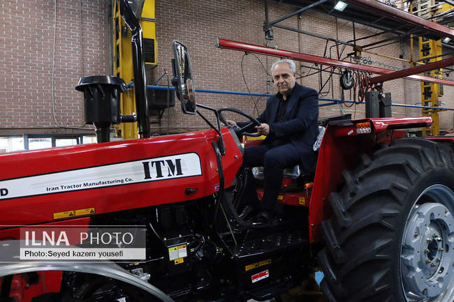 بازدید رییس کل بانک‌مرکزی از مجموعه تراکتورسازی ایران