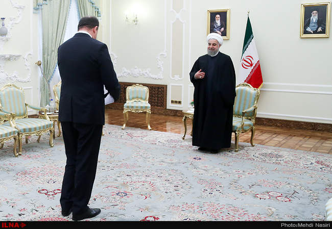 تقدیم استوارنامه سفیران 6 کشور به رئیس جمهوری