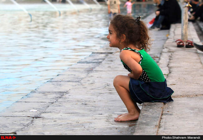 آب بازی کودکان در میدان امام اصفهان