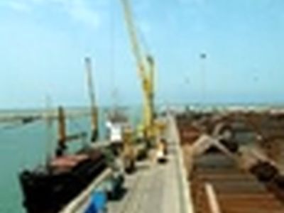پیشرفت۹۵ درصدی مونتاژ و ریل گذاری دستگاه جرثقیل ریلی ساحلی در بندر امیرآباد