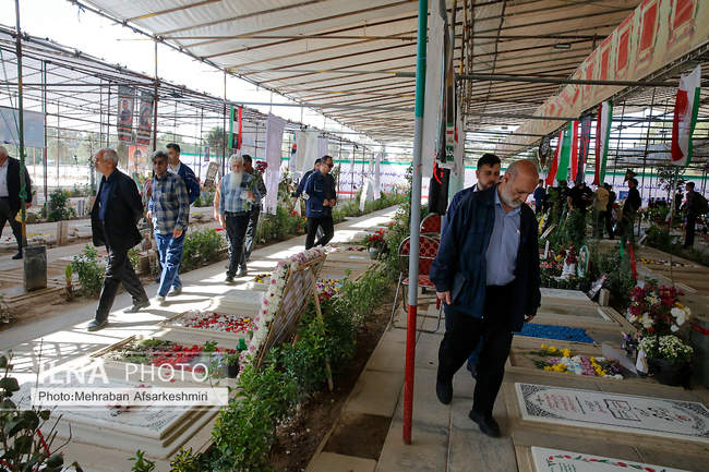 تجدید میثاق اعضای خانه کارگر در هفته کارگر با امام و شهدا و نشست در خا