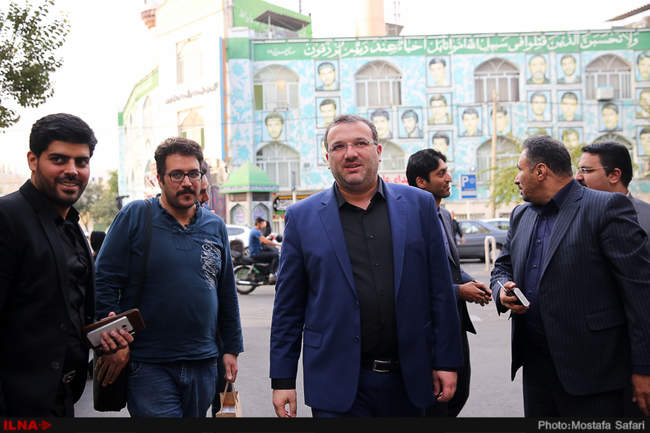 حضور فرید موسوی نماینده مجلس شورای اسلامی در منزل شهید آتش نشان فرید