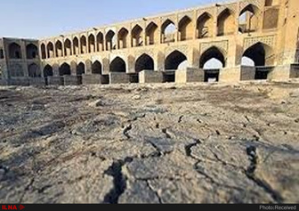 احتمال کمبود آب شرب در اصفهان /افت کشاورزی بادرود با نصب کنتور بر روی چاهها/ کلنگ جاده کاشان -بادرود از ده سال پیش هنوز بر روی زمین مانده / بیرغبتی سازمان میراث برای سرمایهگذاری در اصفهان