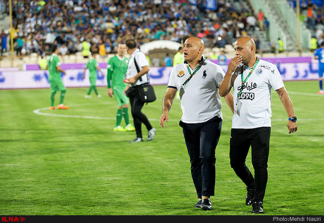 مسابقه فوتبال بین تیم های استقلال تهران و ماشین سازی تبریز