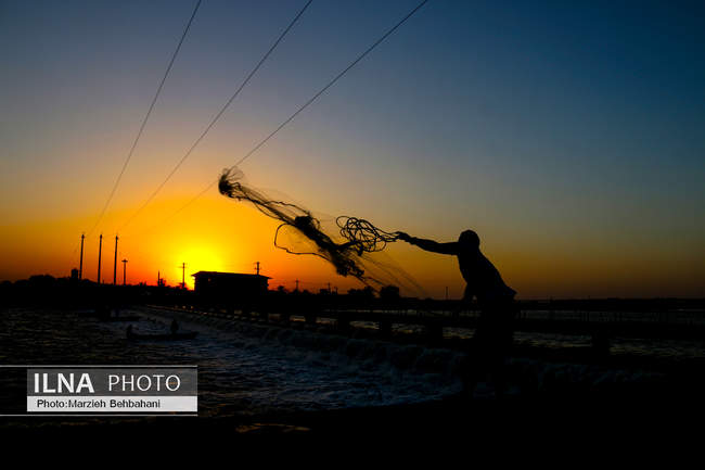 *سایهی غروب در قلب آبادان؛ روایت تصویری از زندگی، نگاه و نفسهای آخ