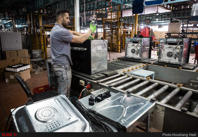 سایه های خمیده کارگران را دریابیم