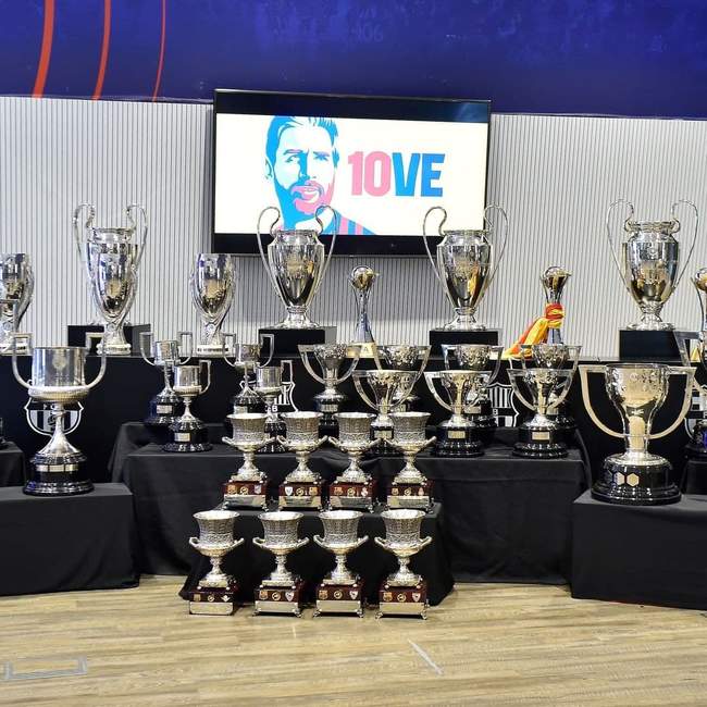 تصاویر نشست خبری خداحافظی غمگین لیونل مسی با بارسلونا