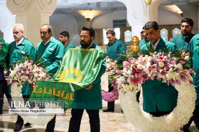 گل‌آرایی ضریح حضرت معصومه(س) 