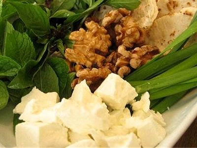 پنیر را با سیاهدانه بخوریم بهتر است یا با گردو؟